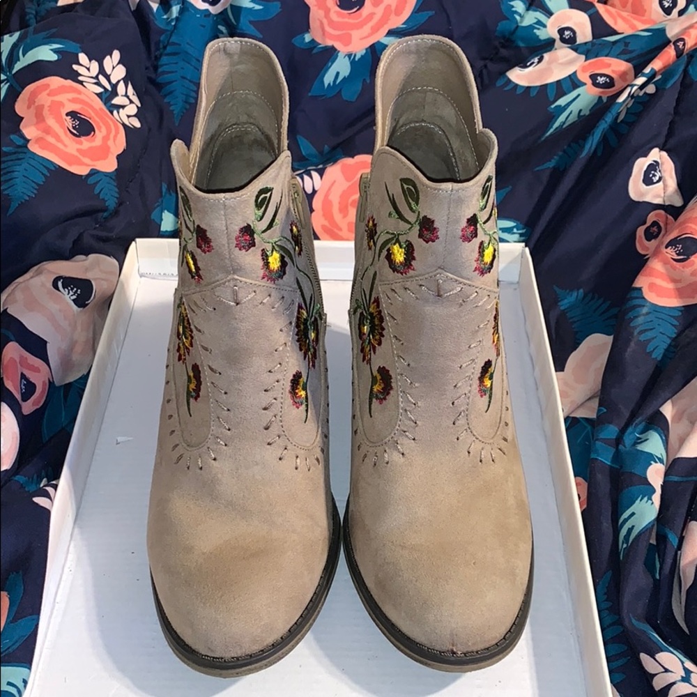 MIA Bootie Heels Size 9 1/2